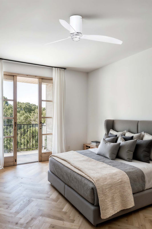 Ventilador de techo LED Mini Tube Fan FARO 32039WW-9 en ambiente hogareño, con luz integrada, motor DC silencioso, diseño blanco mate y transparente, ventilación eficiente y mando a distancia.