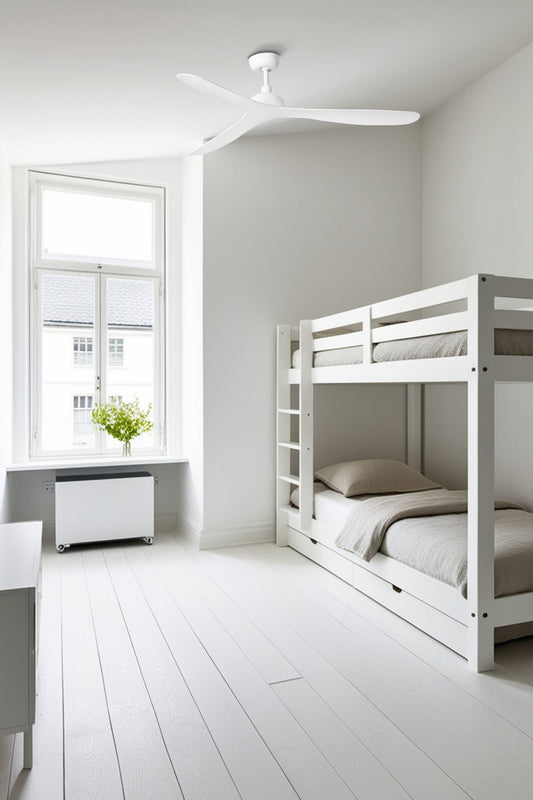 Ventilador de techo GOTLAND L blanco WIZ FARO 33446WW en ambiente hogareño, con motor DC, mando a distancia, 6 velocidades y función inversa para ventilación eficiente.