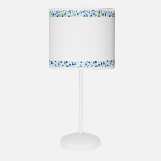 Lámpara de sobremesa Cenefa en blanco y azul de Abrila, modelo 107371008 con casquillo E14, diseño infantil de metal y textil para iluminación decorativa en interiores. · Ref. 107371008