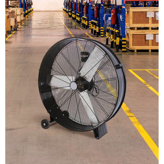 Ventilador industrial Maximum fabricado en metal y aluminio color negro