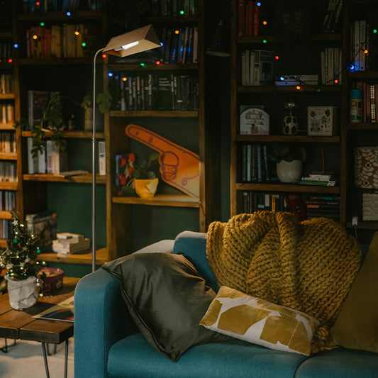 Lámpara de Pie SPACE 170 cm Cuero Interlusa instalada en ambiente decorativo de salón o dormitorio | Interlusa