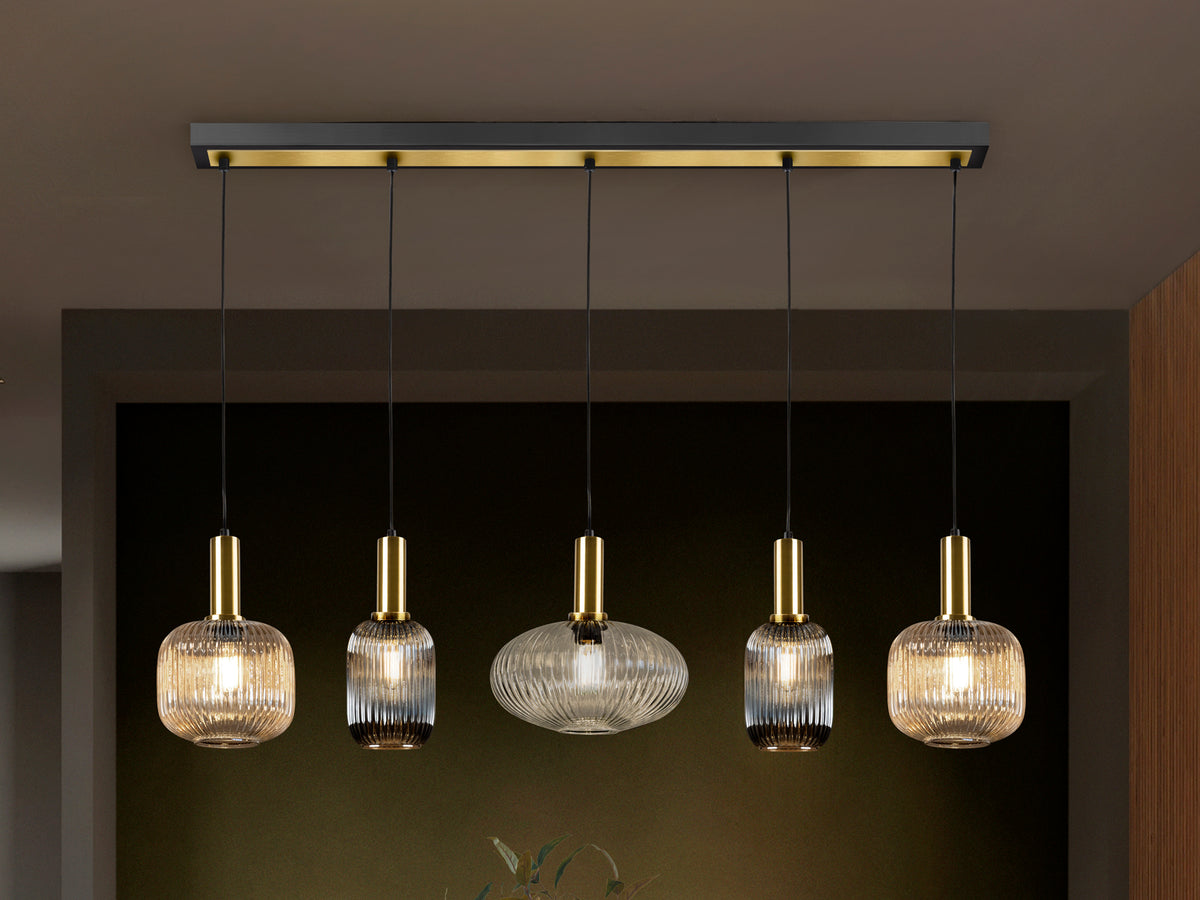 Lámpara Colgante Lineal Norma 5 Luces Negro Mate y Latón Schuller en ambiente decorado | Schuller