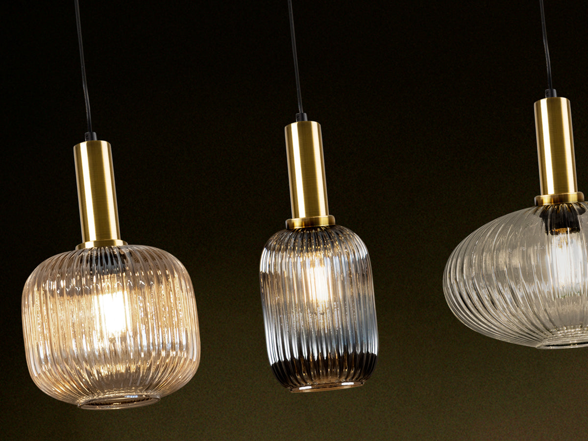 Lámpara Colgante Lineal Norma 5 Luces Negro Mate y Latón Schuller en ambiente decorado | Schuller