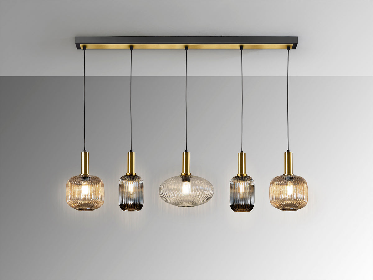 Lámpara Colgante Lineal Norma 5 Luces Negro Mate y Latón Schuller en ambiente decorado | Schuller