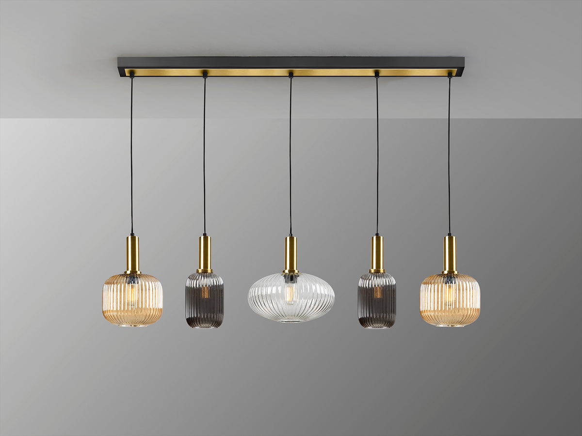 Lámpara Colgante Lineal Norma 5 Luces Negro Mate y Latón Schuller en ambiente decorado | Schuller