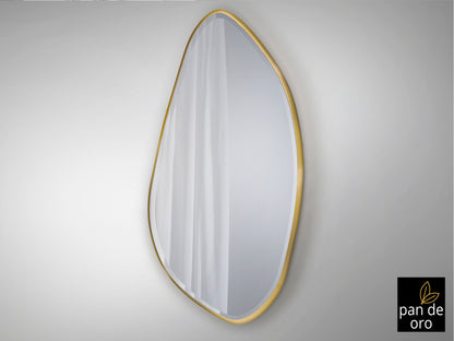 Espejo Ovalado Irregular Mimo 170 cm Pan de Oro Schuller en ambiente decorado | Schuller