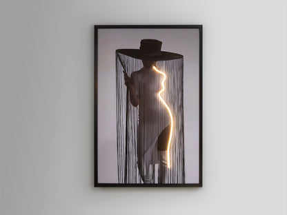 Cuadro con Luz LED Diva 80x120 cm Mujer con Sombrero Negro Schuller en ambiente decorado | Schuller