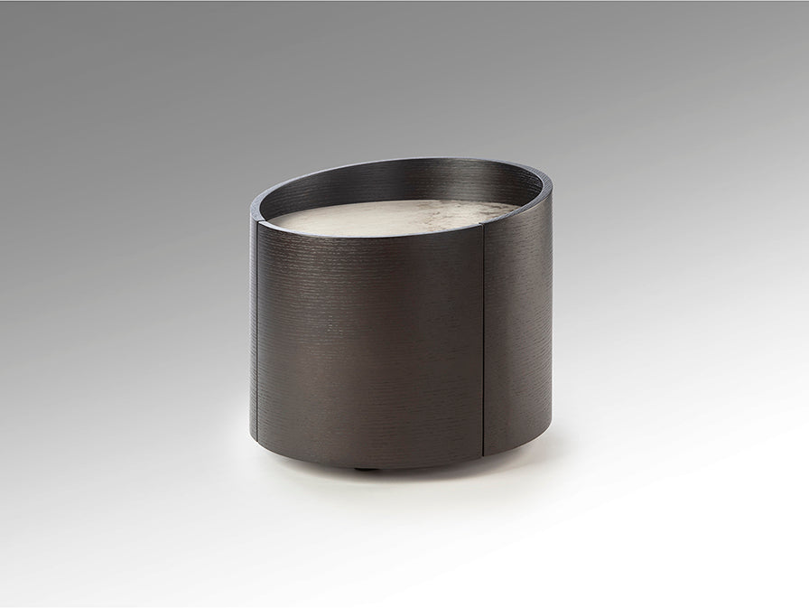 Mesita de Noche Redonda Iza 50 cm Negro con Tapa Mármol Schuller en ambiente decorado | Schuller
