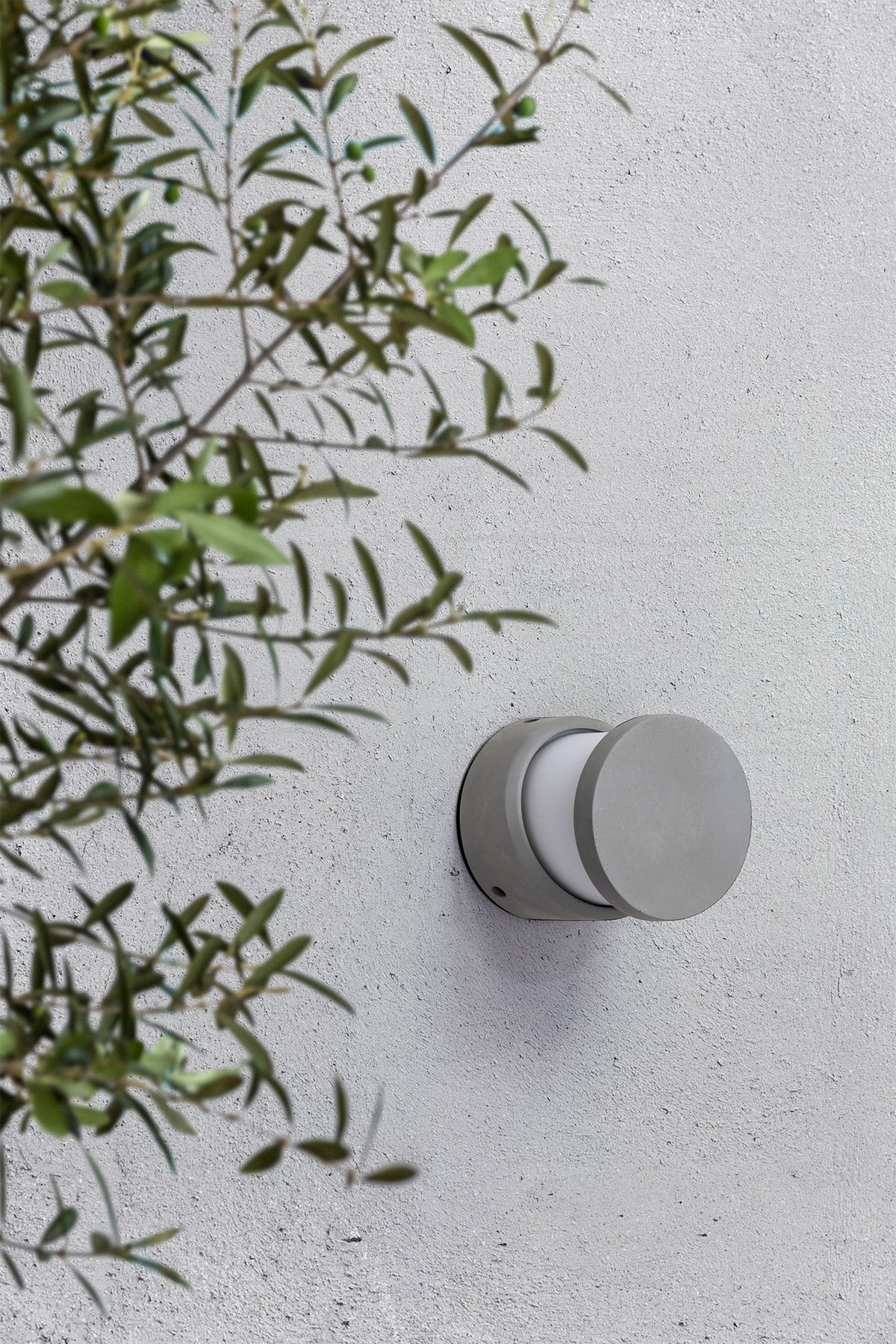 Aplique Block fabricado en cemento color gris con difusor opal