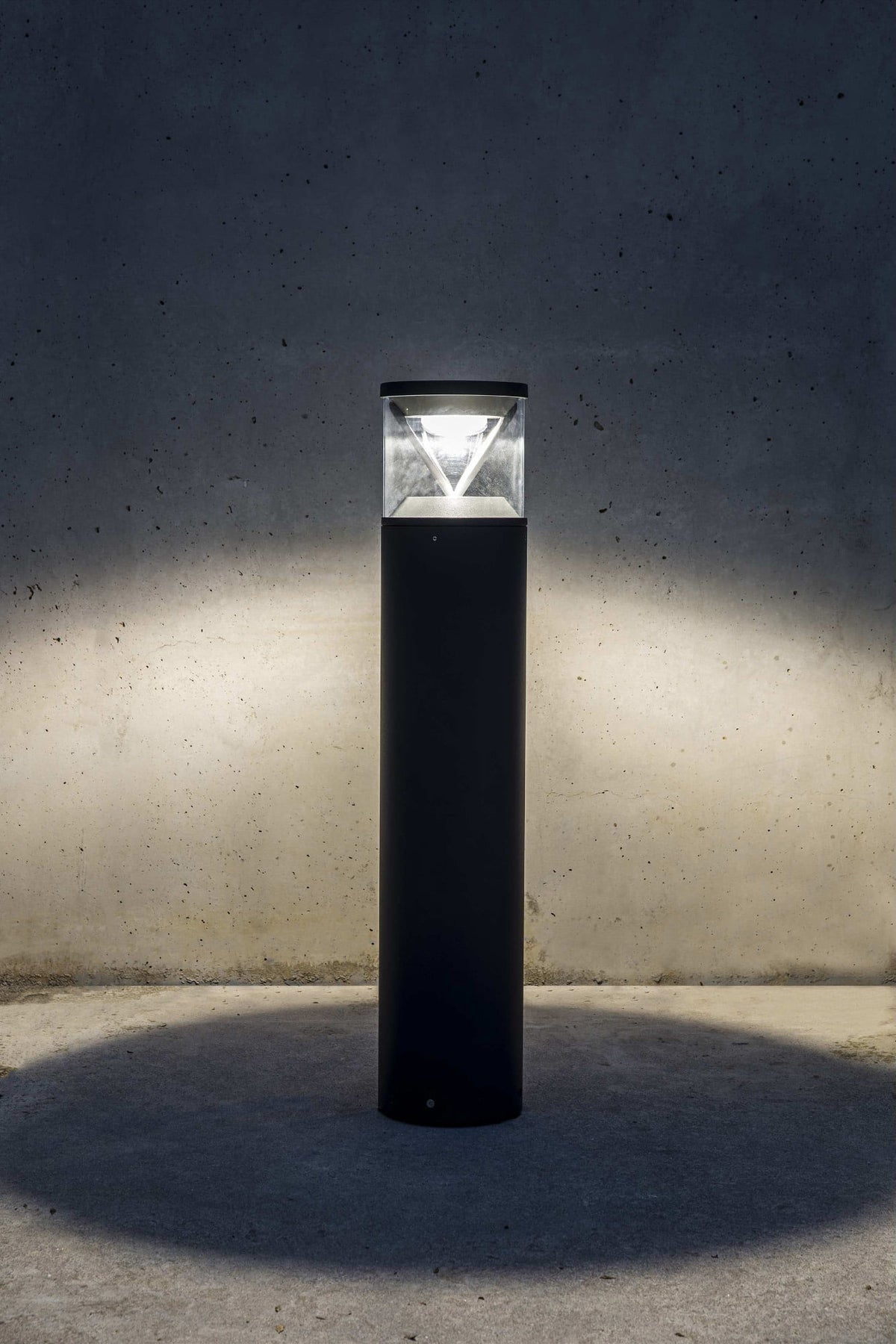 Baliza RUSH 800 fabricada en aluminio y PC, color gris oscuro, ideal para iluminar jardines.