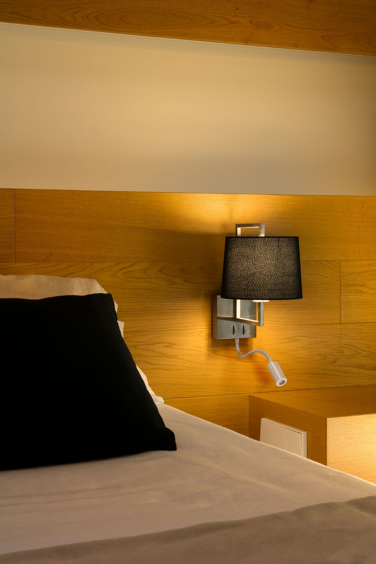 Aplique de pared FRAME en níquel mate y negro con LED de FARO modelo 20172-03, luminaria superficie interior para dormitorio o hotel, iluminación LED de lectura en ambiente acogedor