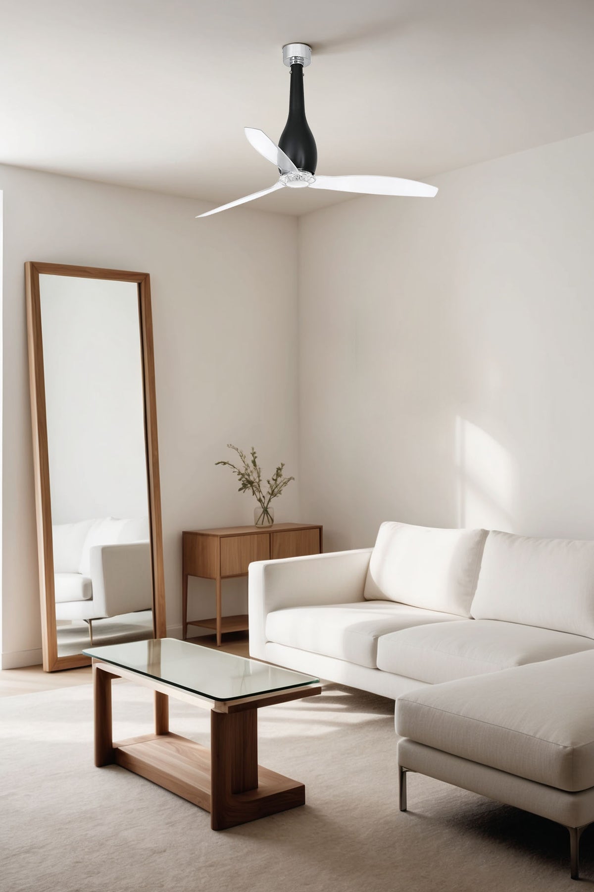 Ventilador de techo ETERFAN M negro mate y transparente de FARO modelo 32003WW en ambiente hogareño, motor DC silencioso con 6 velocidades y mando a distancia para ventilación eficiente