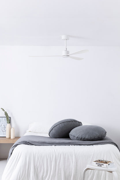 Ventilador de techo Amelia L Blanco WIZ de FARO (33760WW) en ambiente interior moderno, modelo sin luz en blanco mate, motor DC reversible con 6 velocidades y mando a distancia para techos inclinados, ventilación eficiente.