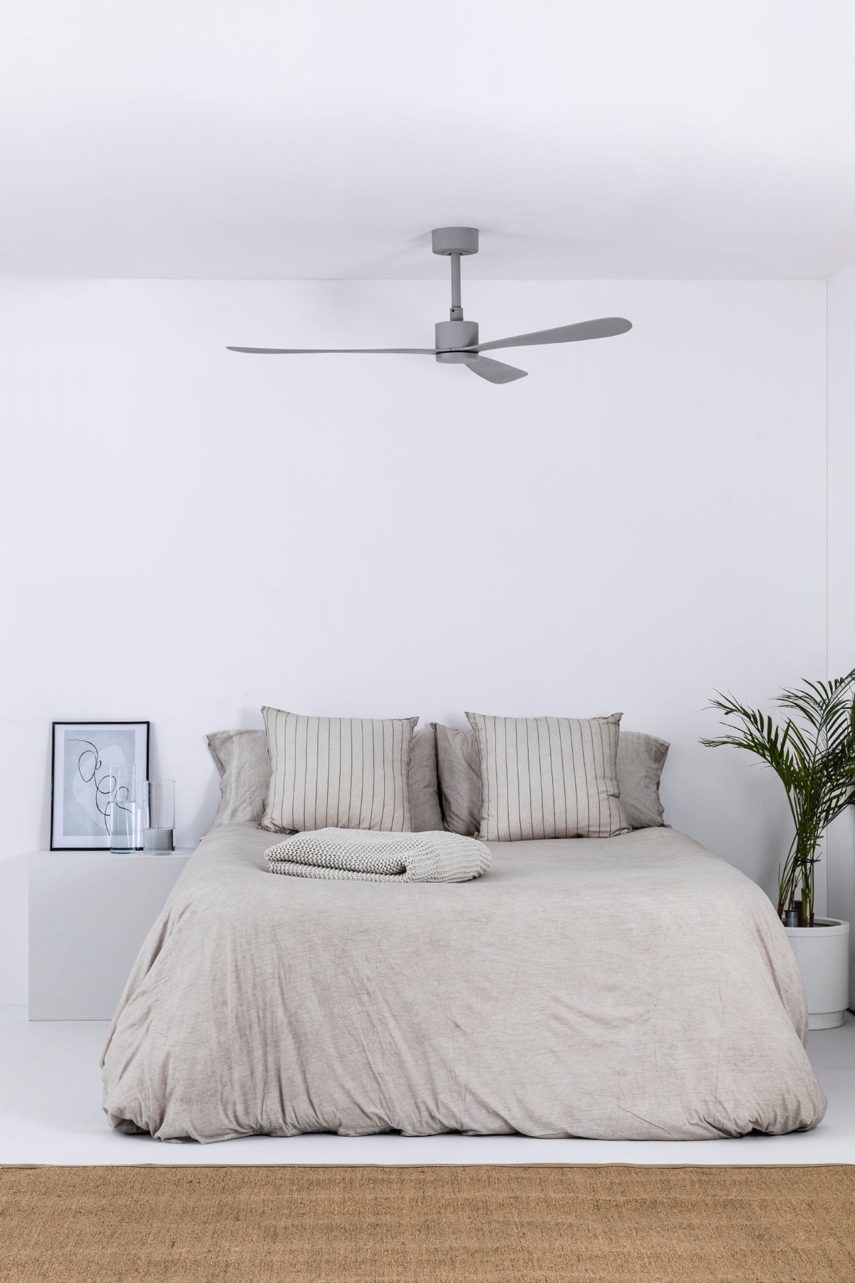 Ventilador de techo AMELIA L en gris WIZ de FARO modelo 33762WW instalado en ambiente hogareño moderno, con motor DC eficiente, mando a distancia, función inversa y sin luz integrada para ventilación óptima en bricolaje del hogar.