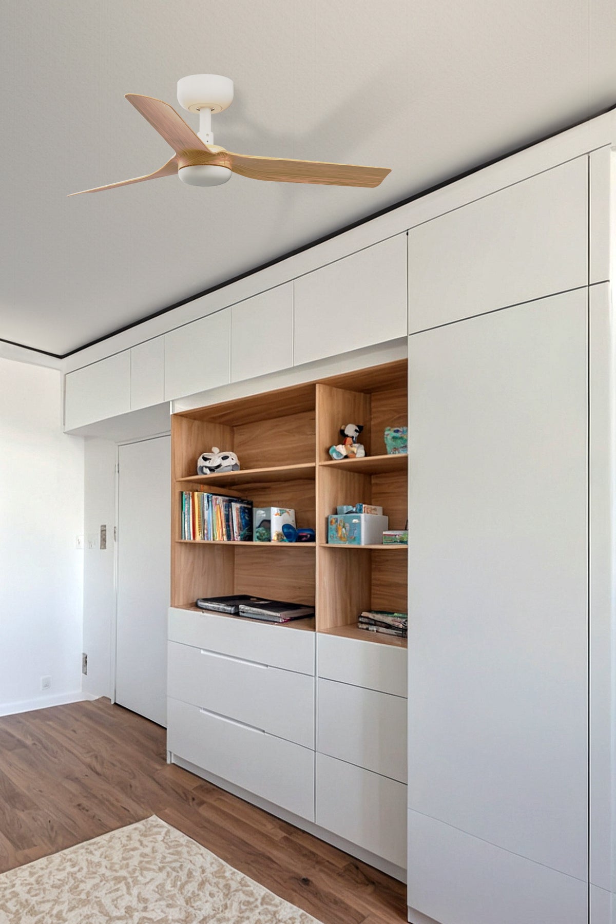 Ventilador de techo Mini Punt S blanco y arce FARO 33821WW en ambiente hogareño, con motor DC reversible, mando a distancia y ventilación sin luz