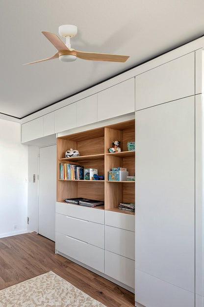 Ventilador de techo Mini Punt S blanco y arce FARO 33821WW en ambiente hogareño, con motor DC reversible, mando a distancia y ventilación sin luz