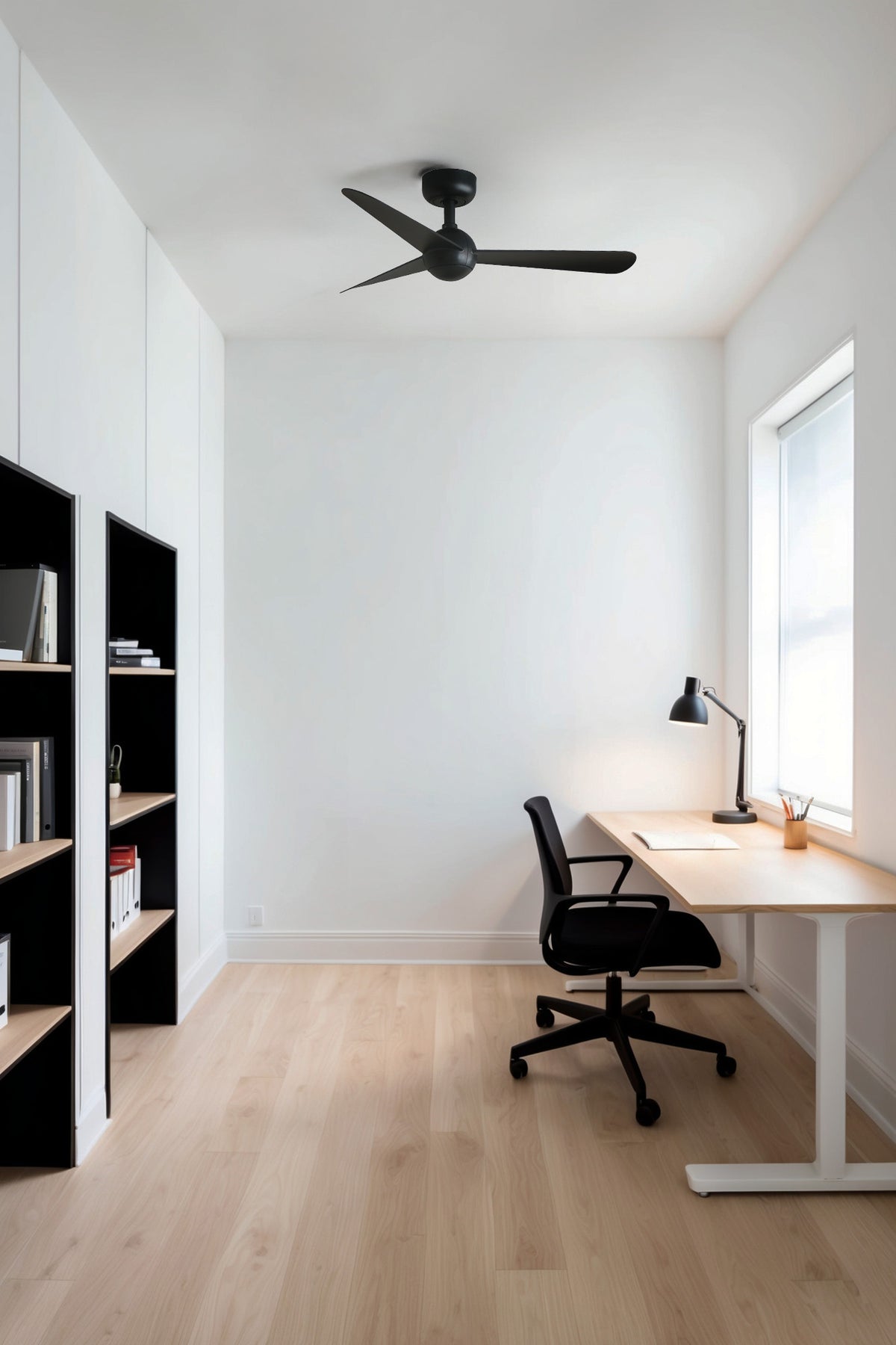 Ventilador de techo SFERA S negro mate WIZ de FARO modelo 34271WW con motor DC silencioso, mando a distancia y función inversa, en ambiente hogareño ventilado.