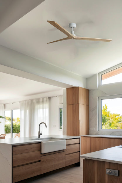 Ventilador de techo KLIM L Blanco/Roble de FARO (modelo 34279WW) en imagen ambiente: diseño moderno en acero blanco y madera roble, motor DC eficiente, sin luz, con mando a distancia y función inversa, ideal para ventilación en hogar u oficina.