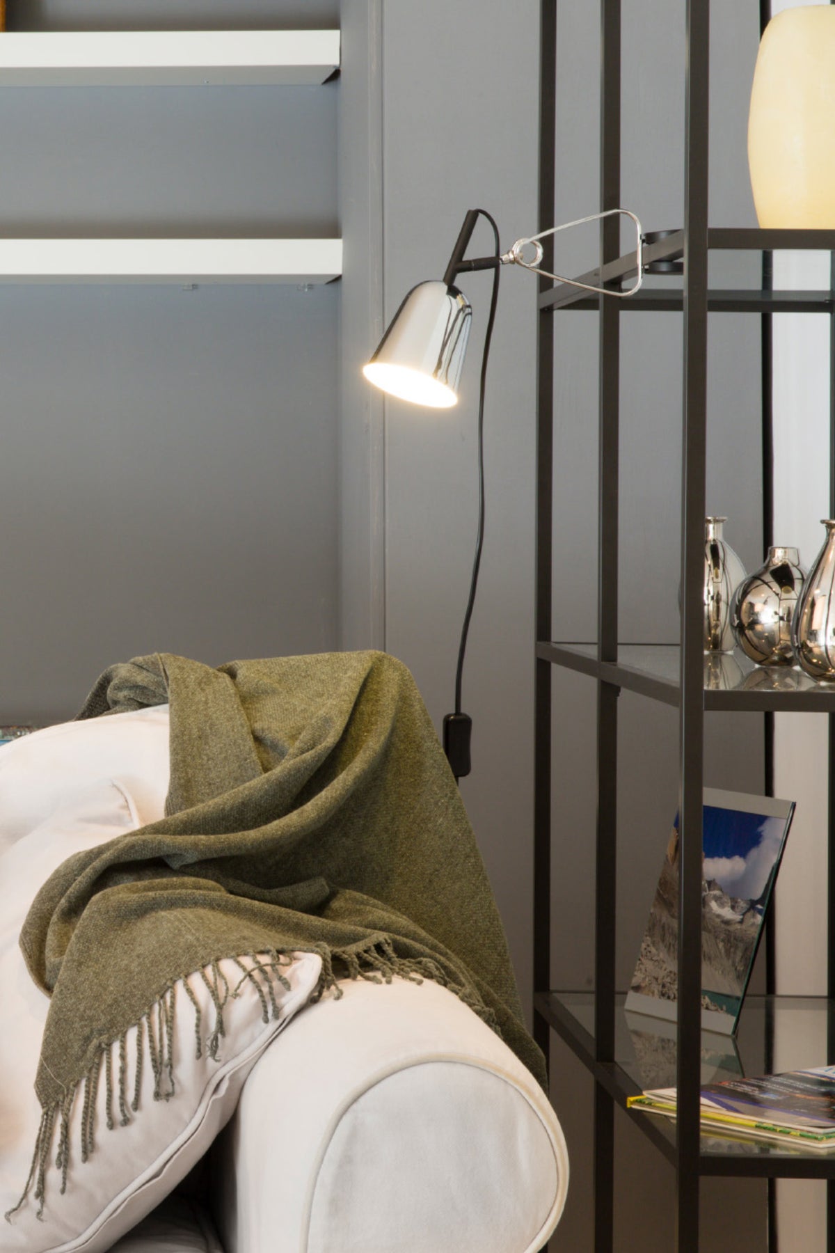 Lámpara pinza STUDIO en cromo y blanco de FARO modelo 51134, diseño Nahtrang para luz de lectura en iluminación de escritorio, clip para estantería en ambiente interior moderno