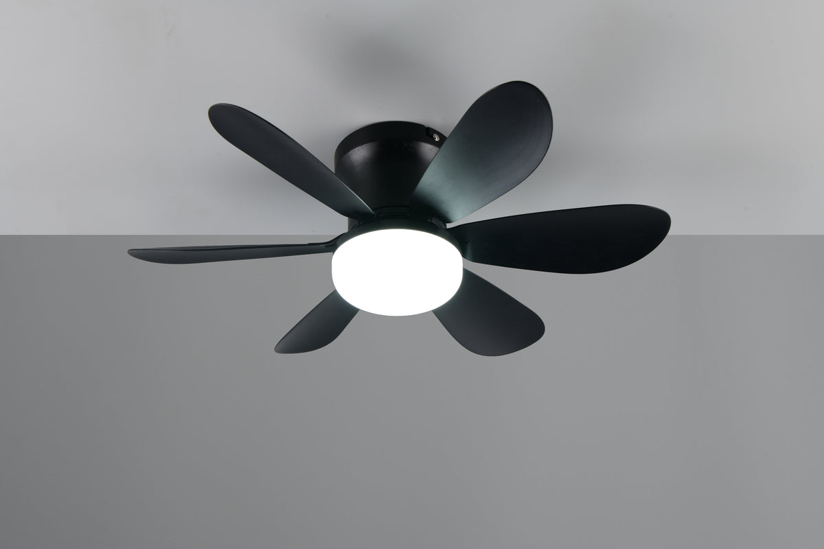 Ventilador de Techo LUND de Trio Lighting (Lund (NEGRO)) en color Negro Mate con seis aspas y luz central, vista frontal - Ref R67462132 luz fria encendida