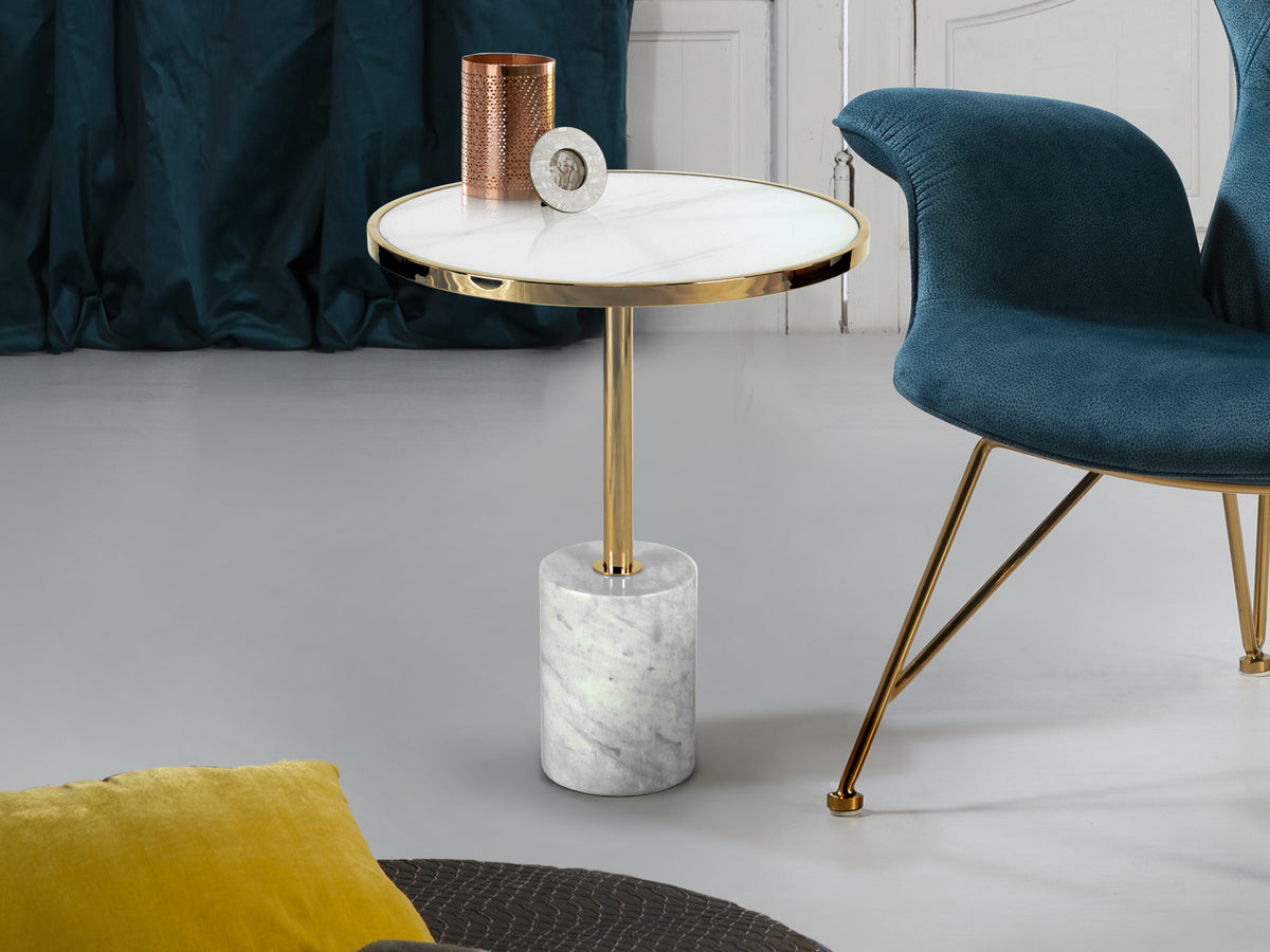 Mesa auxiliar Dekala blanco y oro de Schuller, diseño Art Déco, diámetro 46 cm, con cristal templado y mármol.