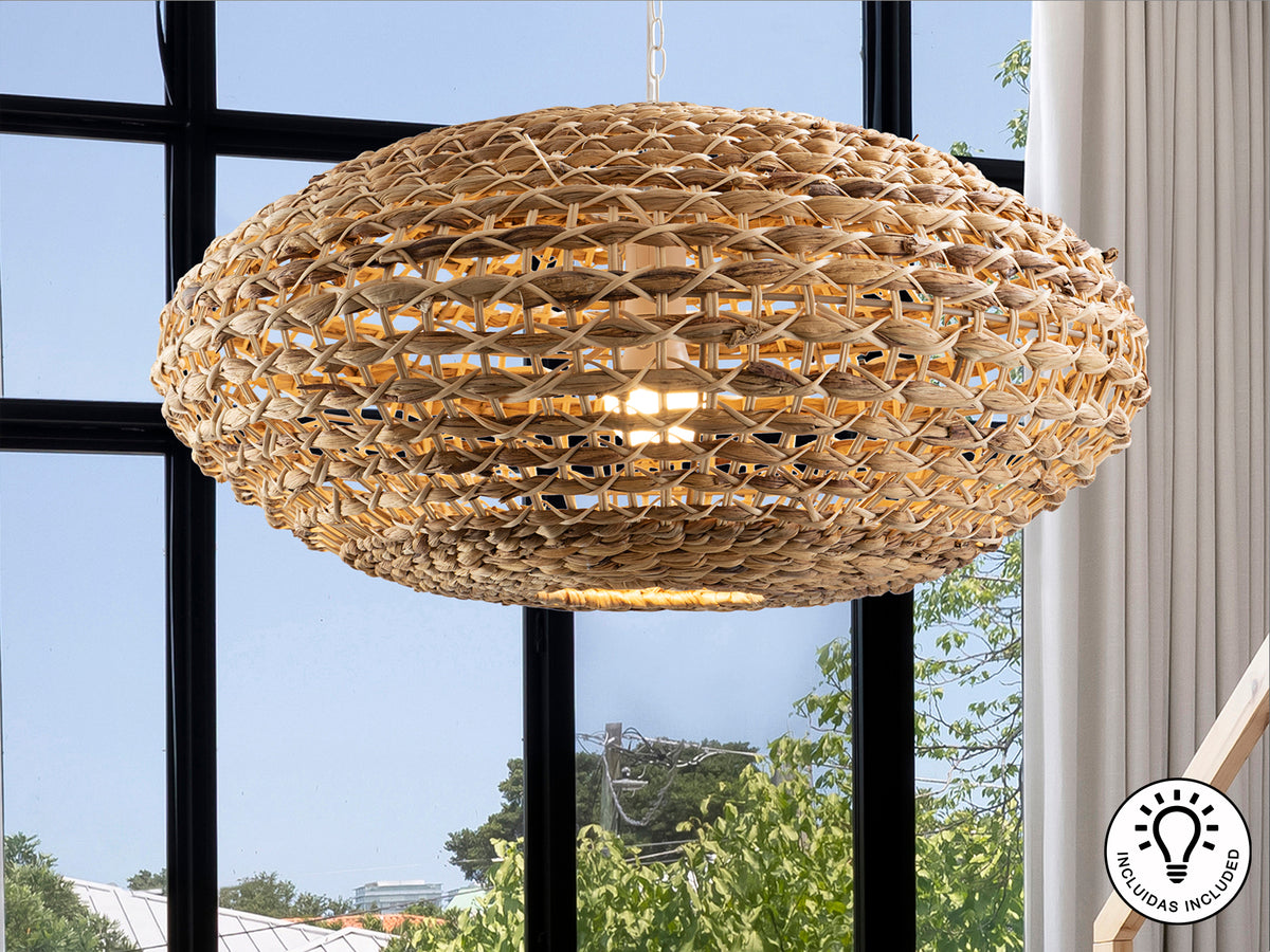 Lámpara colgante Nana blanca y natural de Schuller (306278) en salón o comedor, estilo nórdico y boho chic. Fabricada en ratán y jacinto de agua, con bombilla E27. Ideal para dormitorio.
