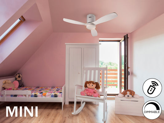 Ventilador de techo Siroco Mini blanco Schuller en salón moderno con aspas de madera, luz regulable y motor DC.