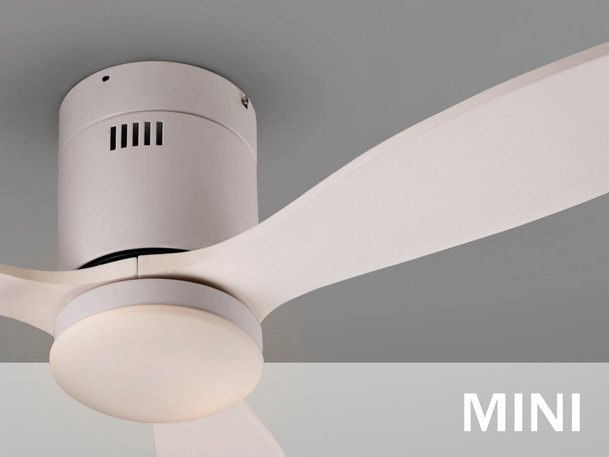 Ventilador de techo Siroco Mini blanco Schuller en salón moderno con aspas de madera y luz regulable, motor DC, ideal para optimizar el aire.