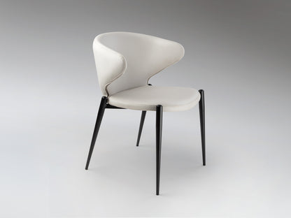 Silla ALIZE blanca y negra de Schuller: diseño escandinavo moderno con estructura metálica industrial, tapizada en poliéster, ideal para comedor y salón.
