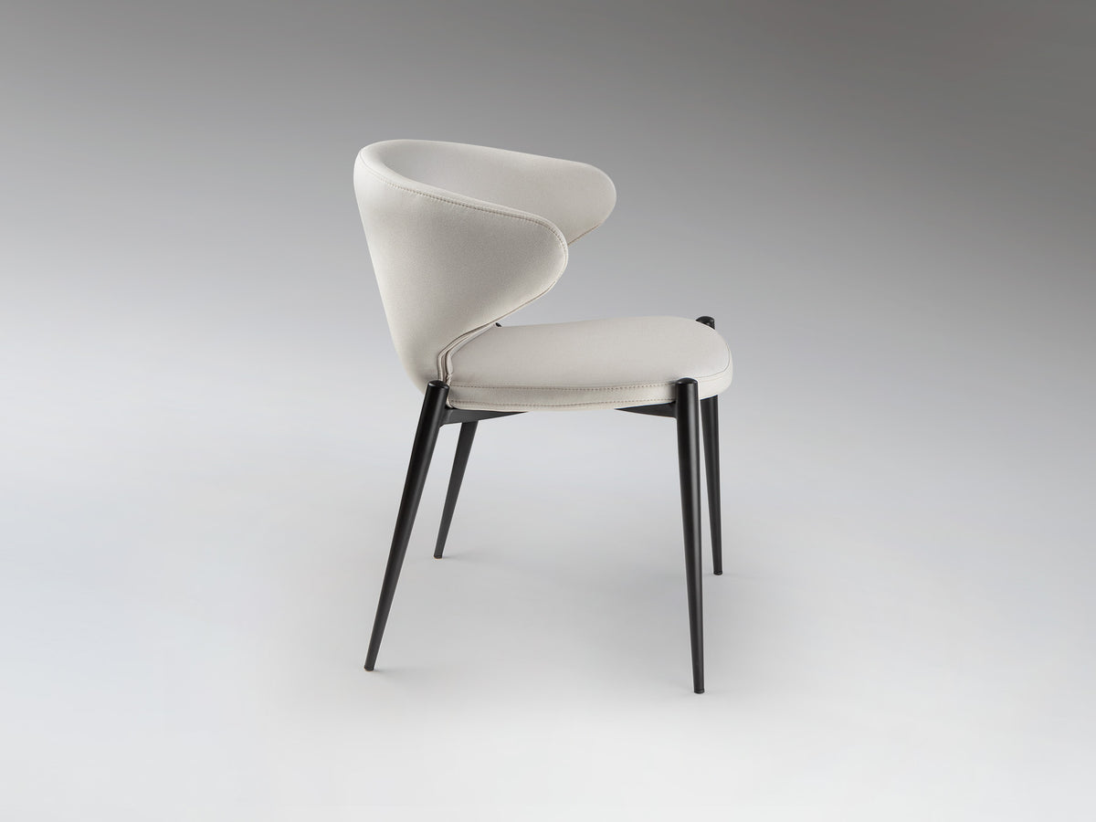 Silla ALIZE blanca y negra de Schuller en comedor moderno. Diseño escandinavo e industrial con estructura de metal y asiento de poliéster. Ideal para salón.