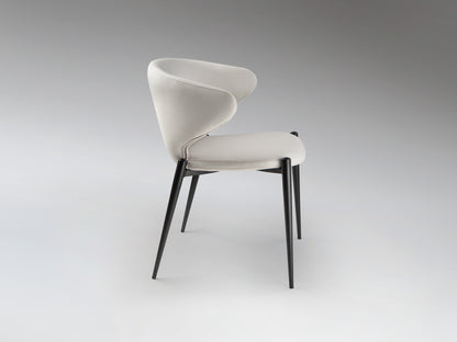 Silla ALIZE blanca y negra de Schuller en comedor moderno. Diseño escandinavo e industrial con estructura de metal y asiento de poliéster. Ideal para salón.