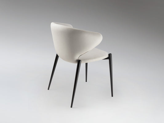 Silla ALIZE blanca y negra de Schuller, diseño escandinavo-industrial, ideal para comedor o salón. Fabricada en metal y poliéster, con estructura en negro y asiento en blanco hueso.