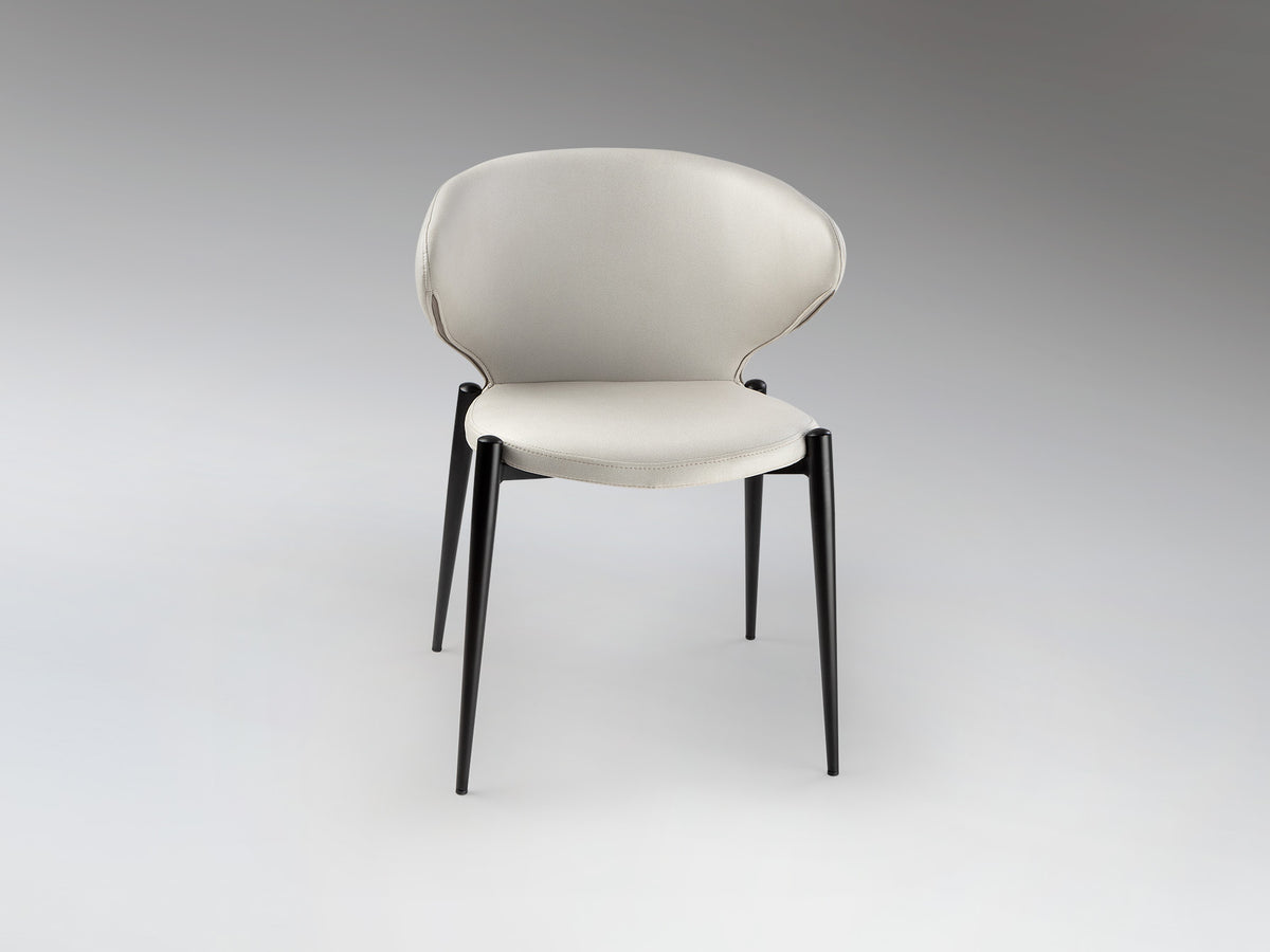 Silla ALIZE blanca y negra de Schuller en comedor moderno. Diseño escandinavo-industrial con estructura metálica y tapizado en poliéster (modelo 408639).