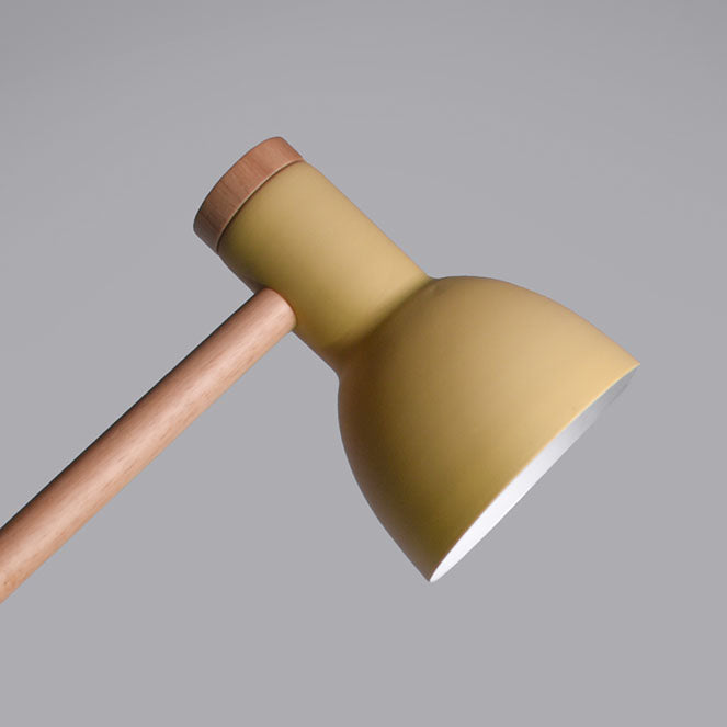 Lámpara de escritorio fabricada en metal color amarillo con detalles en madera
